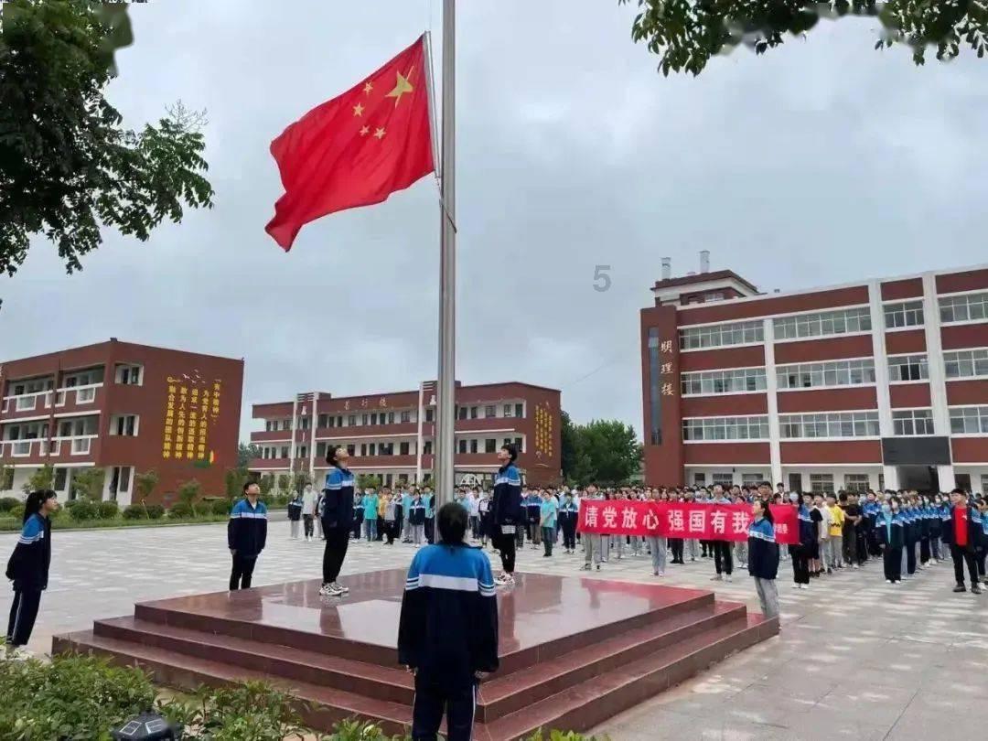 马龙：抓产业  促增收